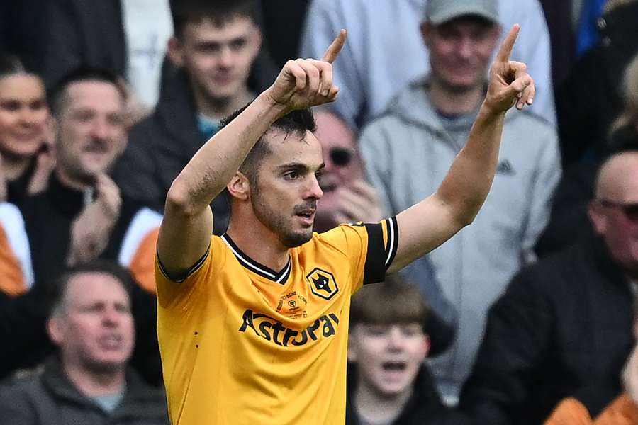 Il centrocampista spagnolo del Wolverhampton Wanderers Pablo Sarabia festeggia dopo aver segnato il gol vittoria