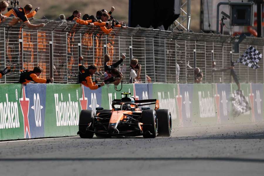 Lando Norris ao cruzar a linha de chegada neste domingo. Lando Norris ao cruzar a linha de chegada neste domingo.
