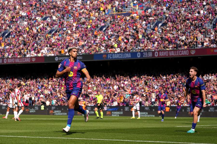 Ronald Araujo rozhodl o výhře Barcelony nad Vallecanem.
