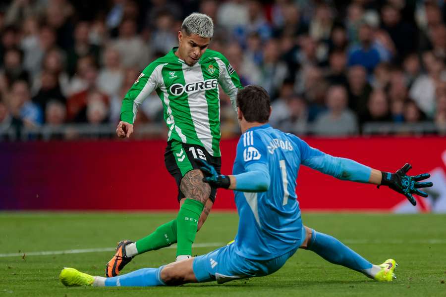 Cucho, frente a Courtois en el Bernabéu