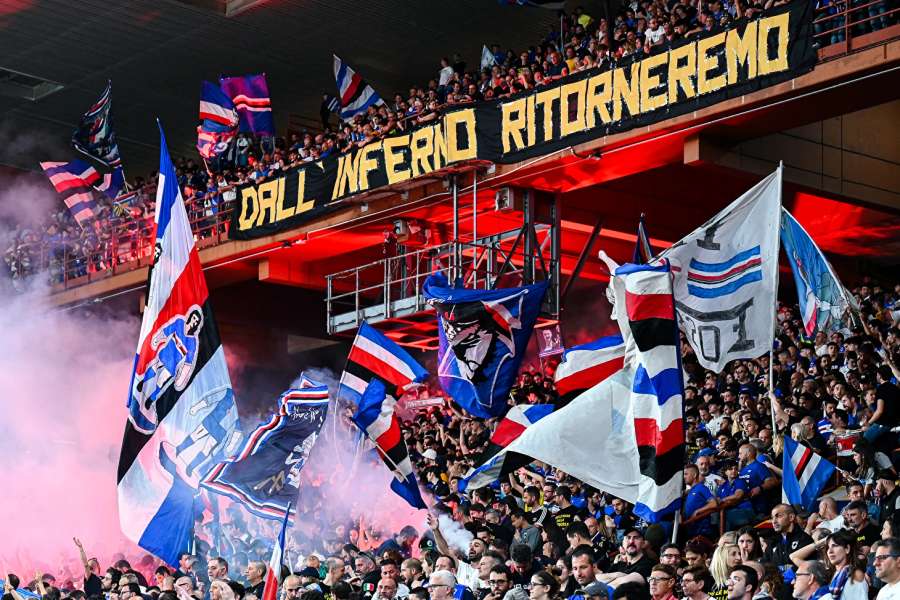 Fanoušci na Stadio Luigi Ferraris.