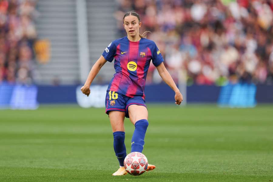 Clara Serrajordi da un pase con el Barcelona Clara Serrajordi da un pase con el Barcelona