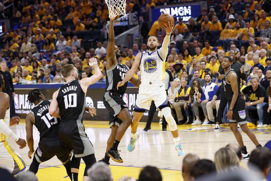 Golden Sate Warriors trekken de stand gelijk, Nuggets maken de klus nog niet