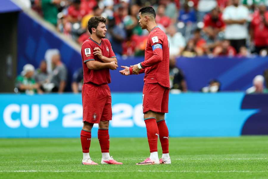 Cristiano Ronaldo și Joao Neves, în timpul duelului cu RD Congo Cristiano Ronaldo și Joao Neves, în timpul duelului cu RD Congo