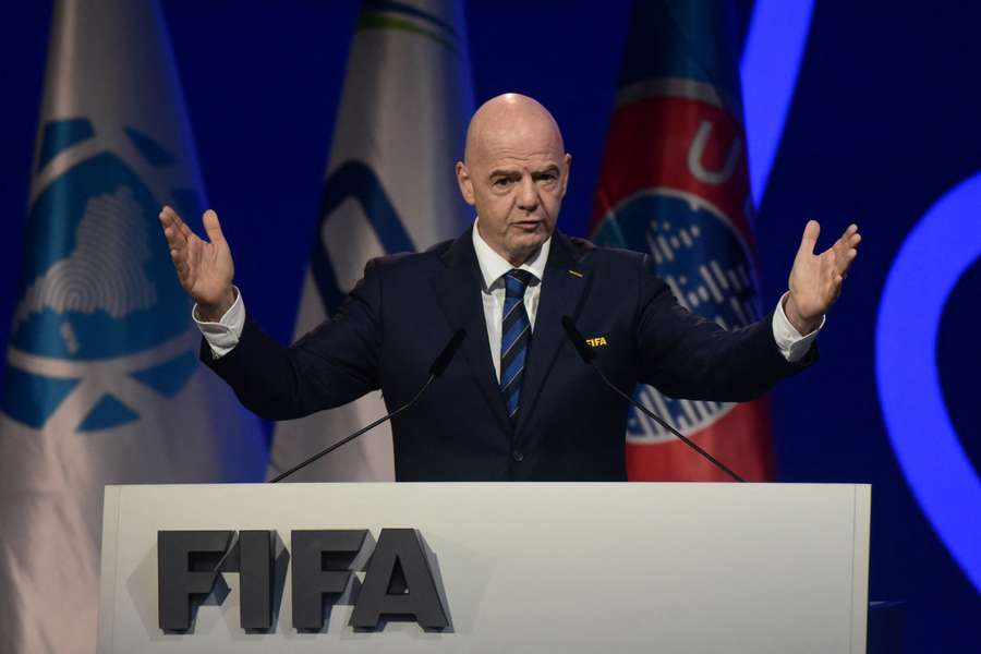 Infantino comparece ante los medios.