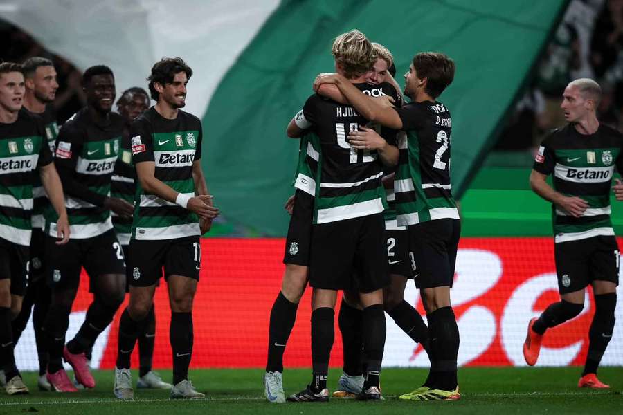 Morten Hjulmand abraça Harder após um golo