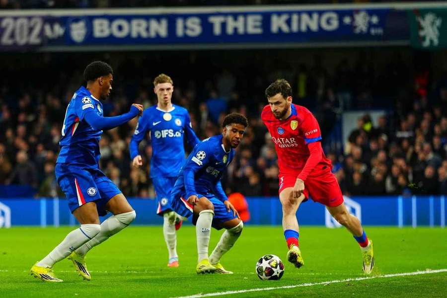 PSG's Khvicha Kvaratskhelia takes on three Chelsea players