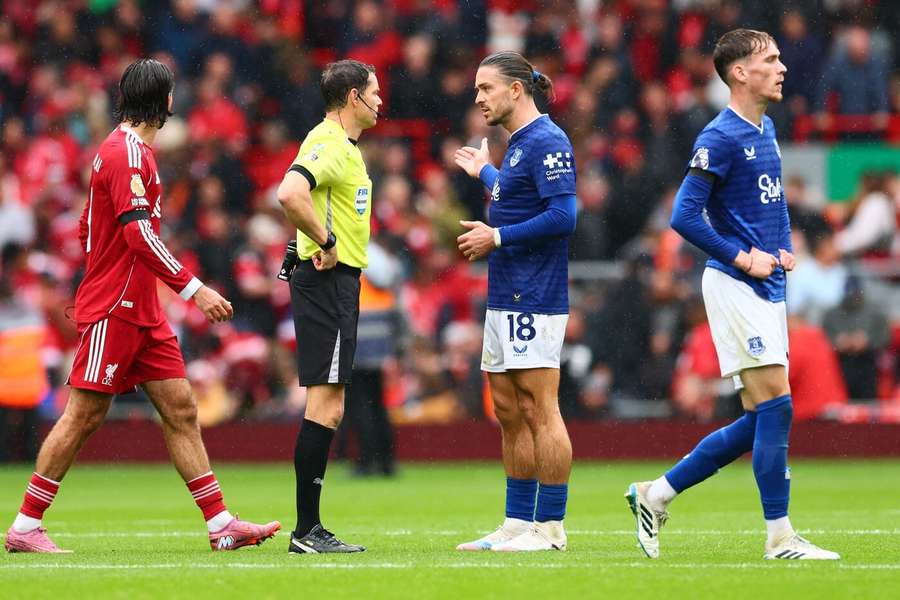 Grealish měl po derby výhrady k rozhodčím.