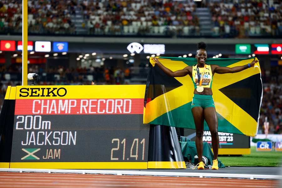 Jamaicaner flirter med legendarisk verdensrekord i suveræn stil