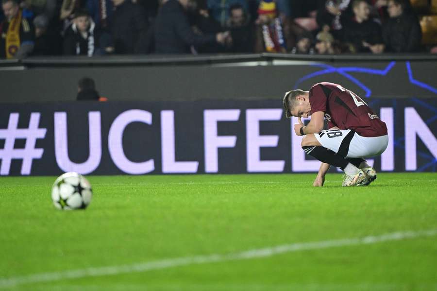 Zklamaný Tomáš Wiesner během utkání s Atlétikem Madrid.