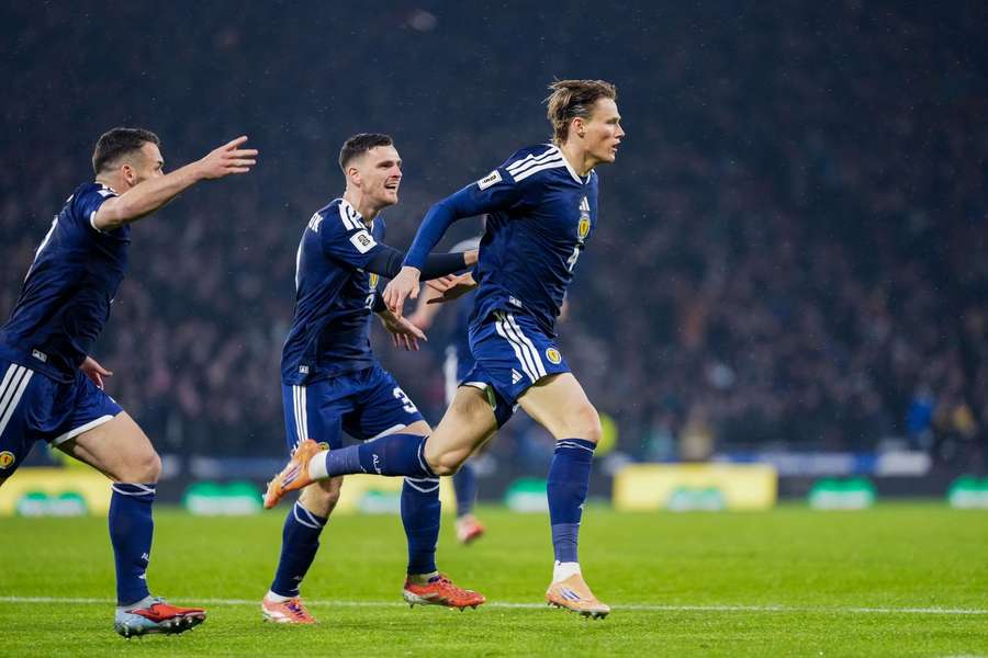 McTominay celebra após marcar, perseguido por Robertson e McGinn
