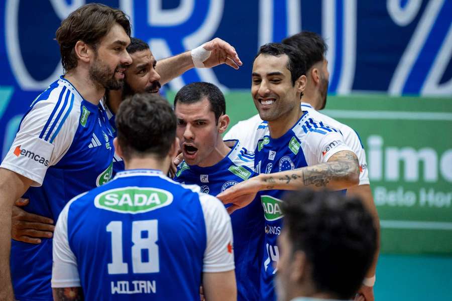 Jogadores do Sada Cruzeiro celebram mais uma classificação à final