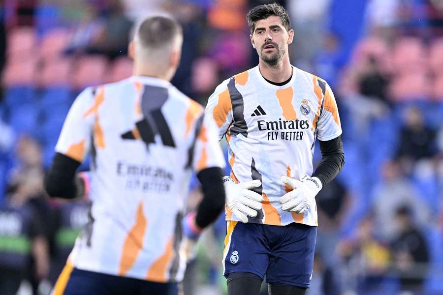 Thibaut Courtois i Andrij Łunin rozgrzewają się przed meczem 33. kolejki La Liga pomiędzy Getafe i Realem Madryt