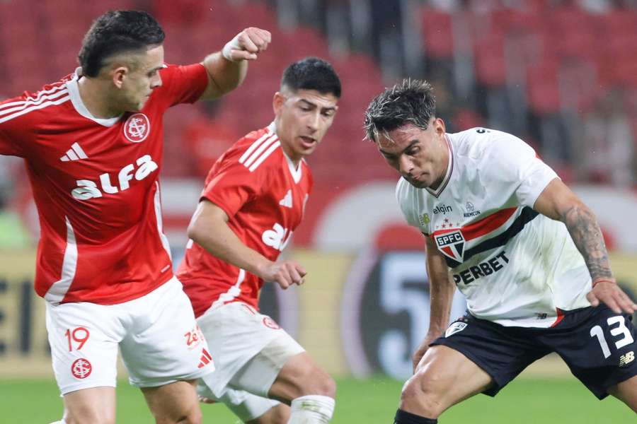 São Paulo venceu Inter por 2 a 1 no primeiro turno São Paulo venceu Inter por 2 a 1 no primeiro turno