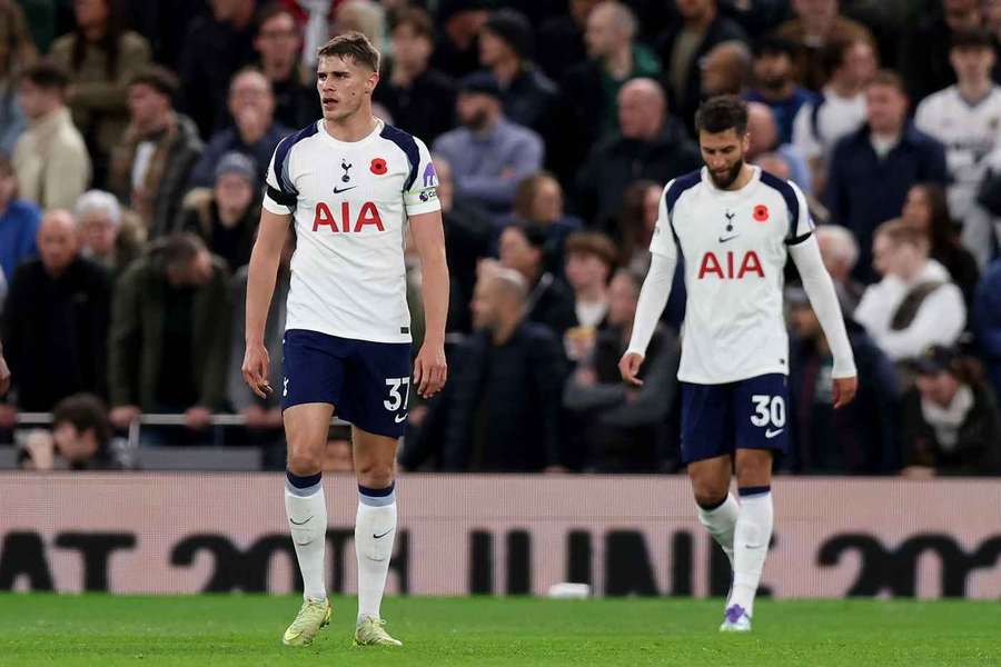 Micky van de Ven během prohry Tottenhamu s Chelsea.