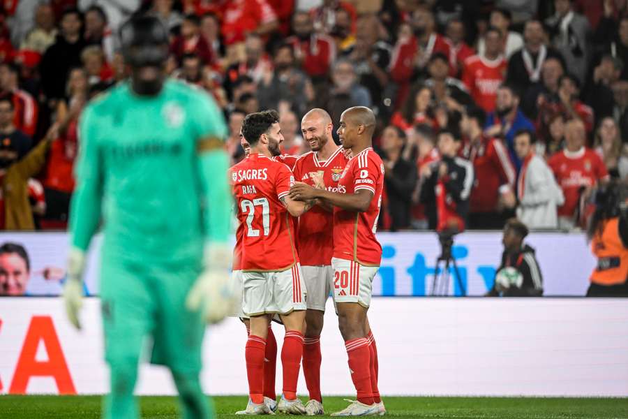 Aursnes comemora o golo com Rafa e João Mário
