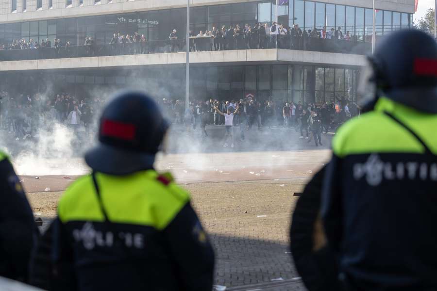 De Mobiele Eenheid staat opgesteld buiten bij de Johan Cruijff ArenA na de gestaakte wedstrijd Ajax - Feyenoord