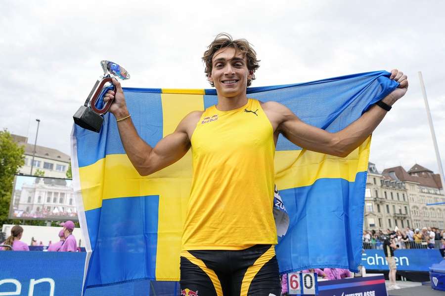 Duplantis celebra a sua vitória na Liga Diamante em Zurique