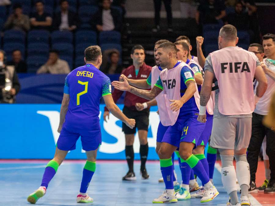 Dyego célèbre un de ses buts avec ses coéquipiers