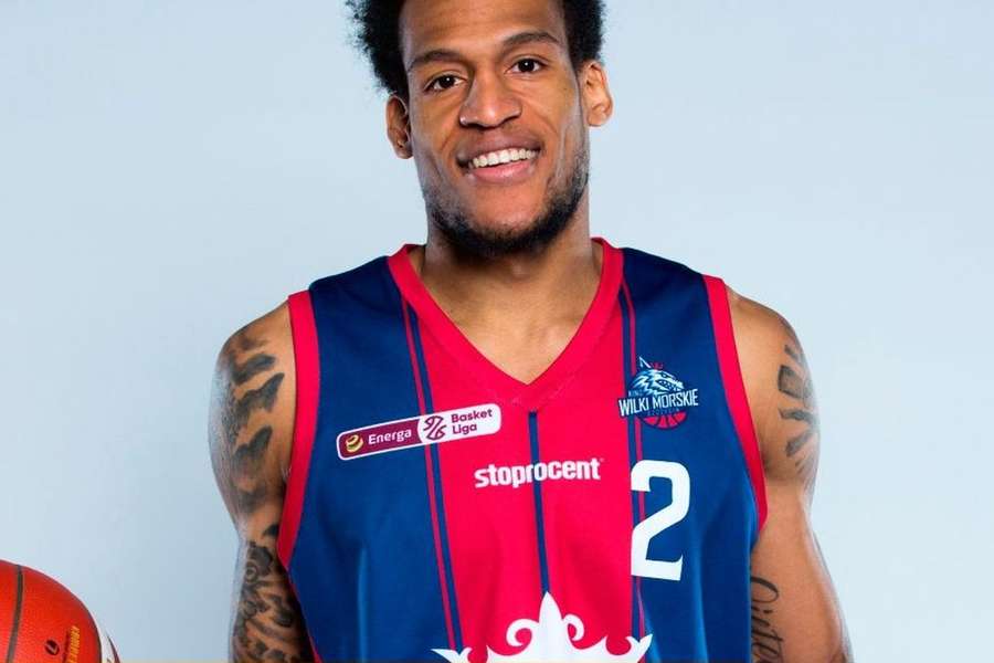 Cleveland Melvin vai vestir de azul e branco