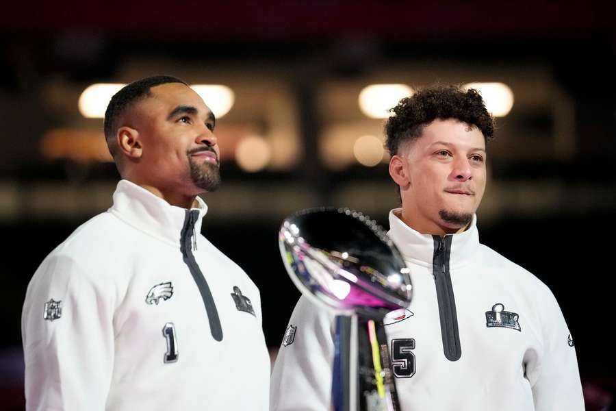 Hurts (I) y Mahomes (D) se vieron las caras en la Opening Night de la Super Bowl LIX