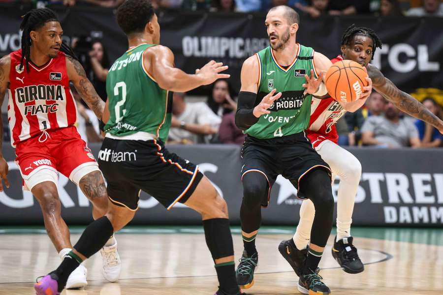 Pau Ribas, durante el encuentro ante el Girona donde batió su récord triplista