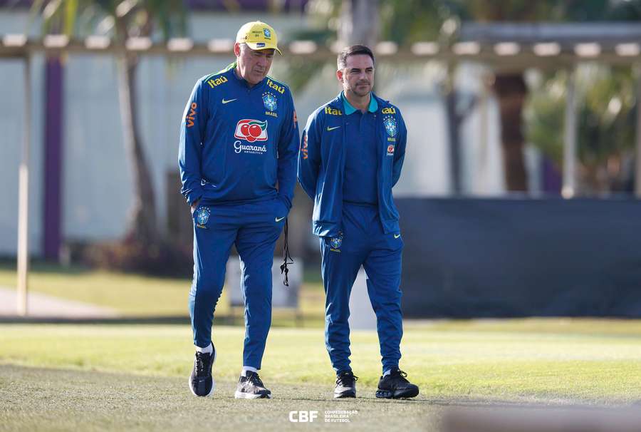 Ancelotti conversa com o coordenador de seleções Rodrigo Caetano Ancelotti conversa com o coordenador de seleções Rodrigo Caetano