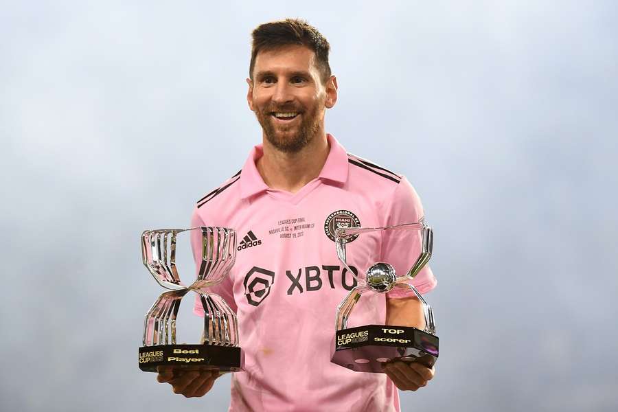 Messi s cenami pro nejlepšího hráče a nejlepšího střelce Ligového poháru.