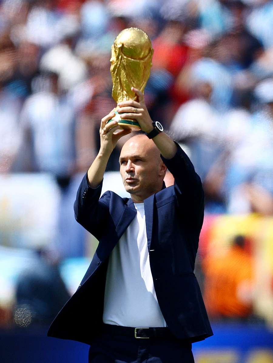 Iniesta, Weltmeister von 2010 und Messis langjähriger Gefährte, präsentiert die Trophäe Iniesta, Weltmeister von 2010 und Messis langjähriger Gefährte, präsentiert die Trophäe