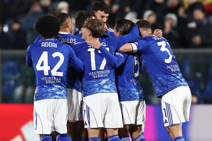 Como celebrate Anastasios Douvikas' opener against Sassuolo