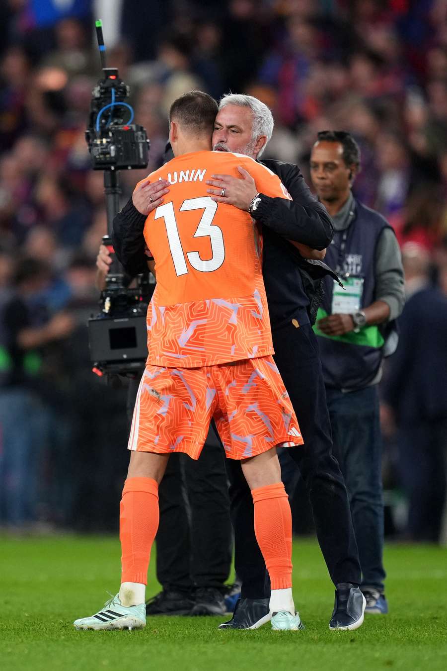 Mourinho abraça Lunin Mourinho abraça Lunin