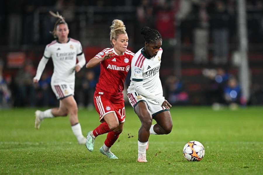 Linda Dallmann rennt Linda Caicedo hinterher.