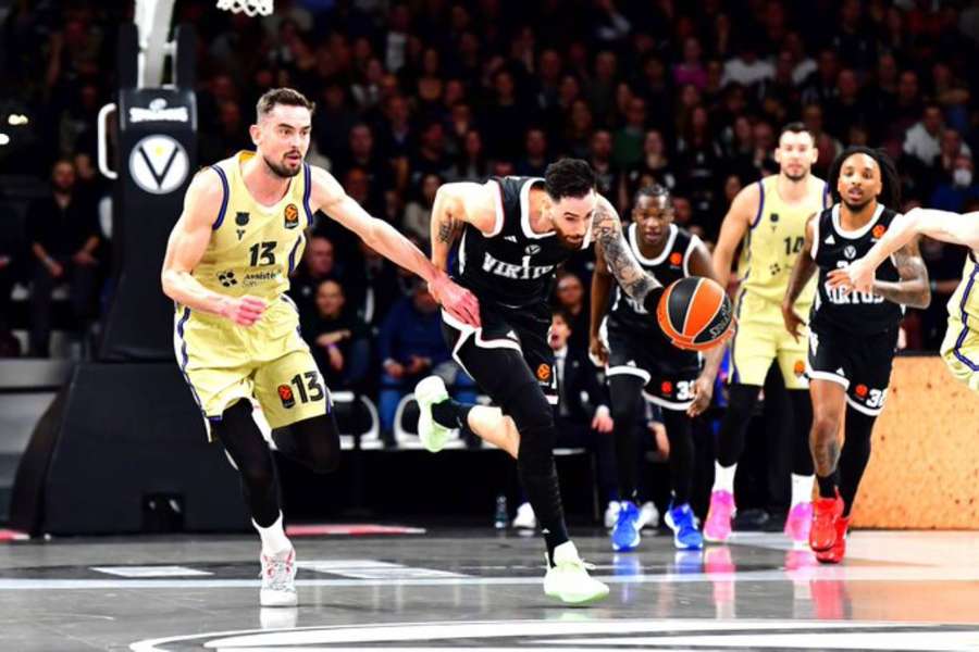 Satoransky, disputando un balón Satoransky, disputando un balón