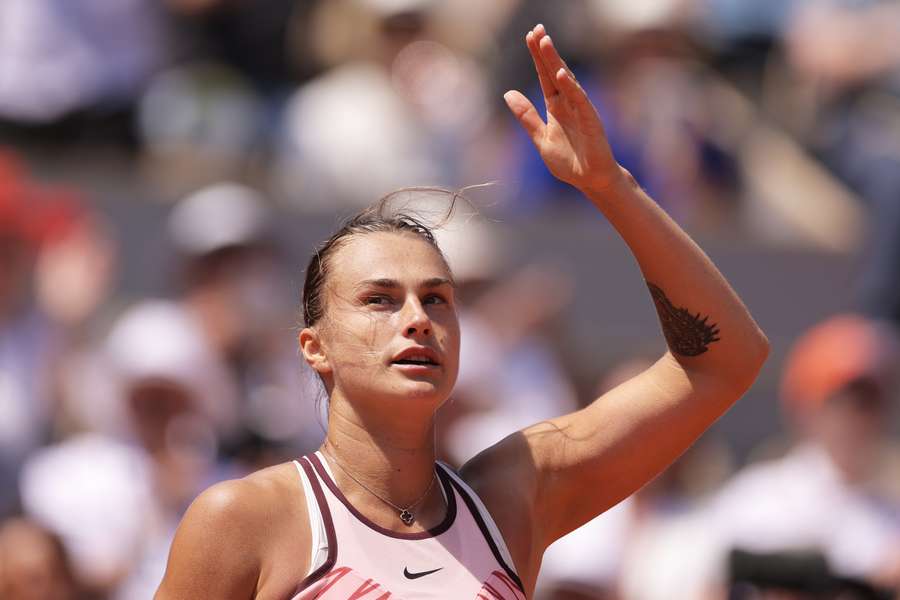 Aryna Sabalenka hat sich nach ihrem Viertelfinalerfolg in Paris deutlich vom Krieg in der Ukraine distanziert.