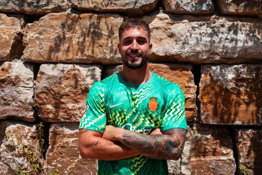 Arnau Tenas, con su nueva camiseta del Mallorca