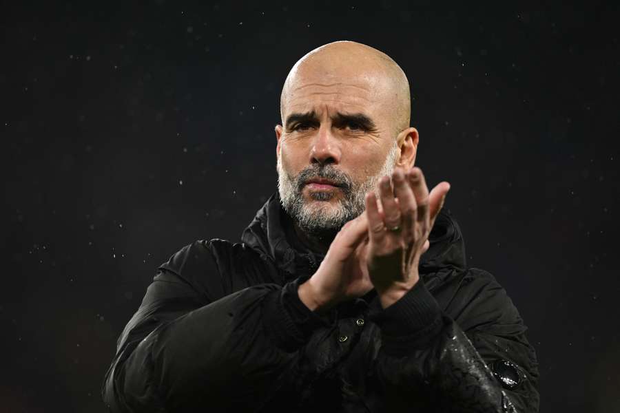 Pep Guardiola oklaskuje kibiców po porażce Man City z PSG w połowie tygodnia