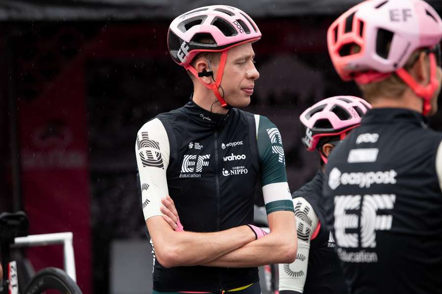 Hugh Carthy voorafgaand aan de 15e etappe van de Giro op 21 mei