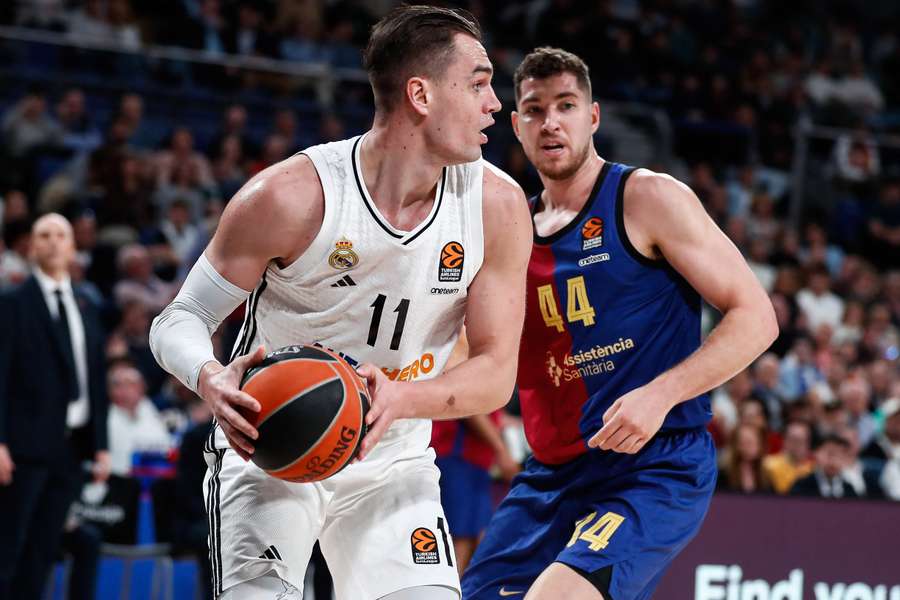 Mario Hezonja ante Joel Parra, en un Madrid-Barça de Euroliga