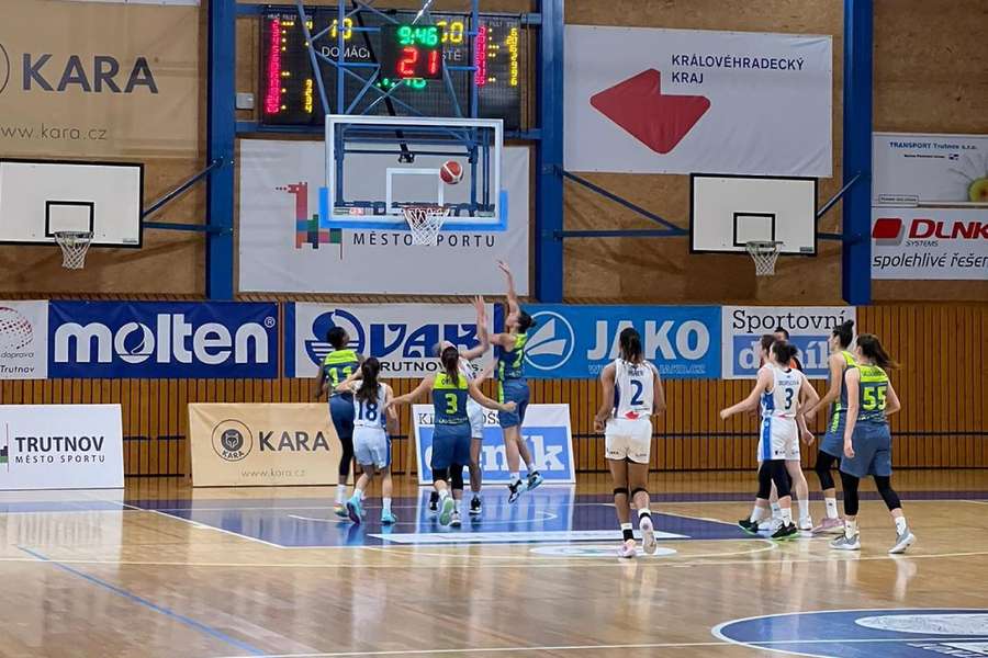 Basketbalistky USK Praha vyhrály v Trutnově 124:45.