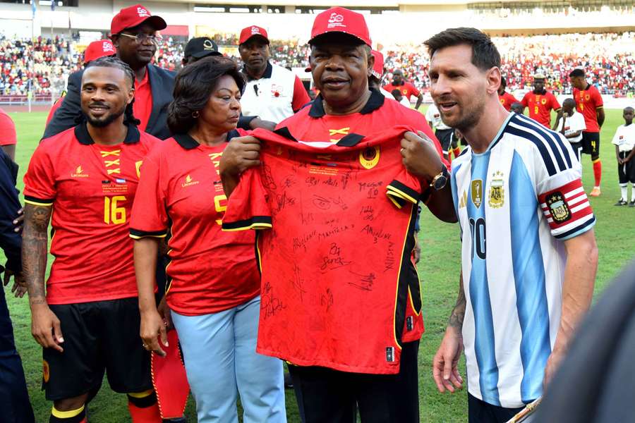 O Presidente de Angola, João Lourenço, ao lado de Lionel Messi O Presidente de Angola, João Lourenço, ao lado de Lionel Messi
