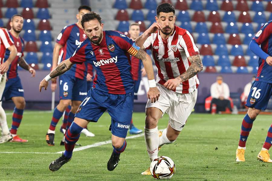 Morales y Yuri pugnan por la posesión