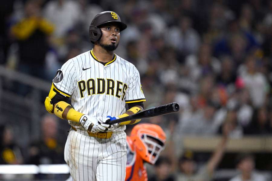 Luiz Arraez reacts to a home run