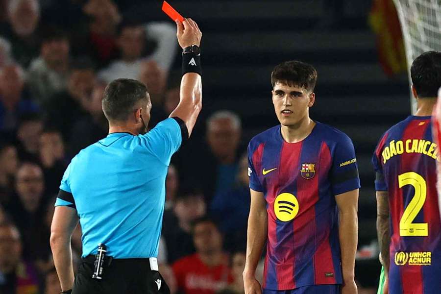 Pau Cubarsí, en el momento en el que Kovacs le muestra la tarjeta roja