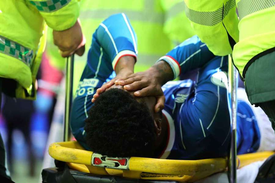 Youssef Chermiti saiu de maca aos 36 minutos do jogo com o Hibernian Youssef Chermiti saiu de maca aos 36 minutos do jogo com o Hibernian
