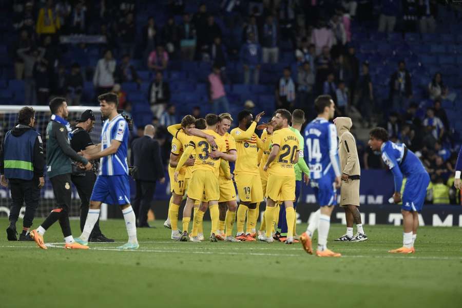 Los jugadores del Barça celebran el título de liga en la temporada 2022-2023 en el RCDE Stadium