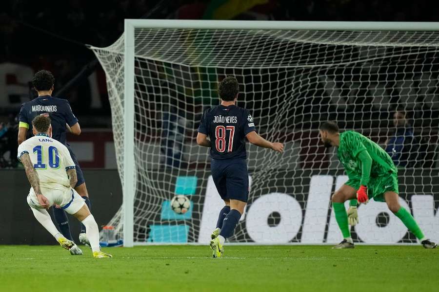 Noa Lang bracht PSV in de eerste helft op een voorsprong in Parc des Princes