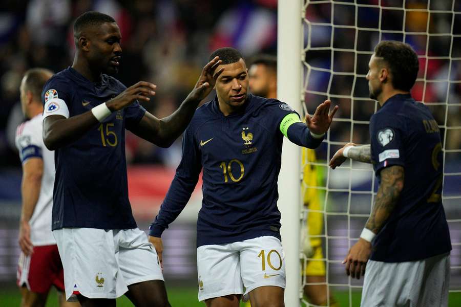 Jucătorii Franței se felicită după un autogol marcat de Gibraltar