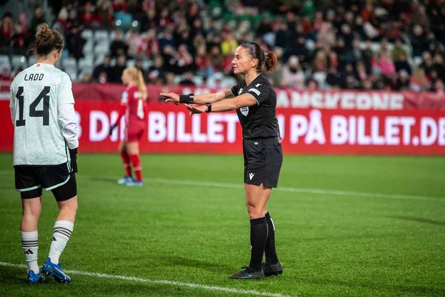 Sandra Bastos vai apitar partida da Liga dos Campeões feminina