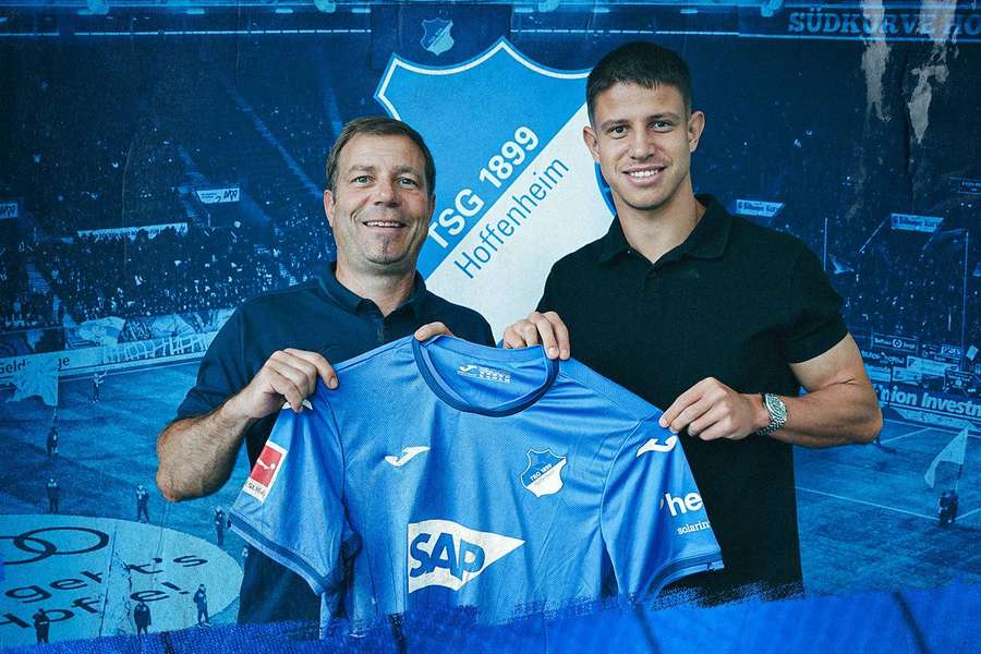 Hložek oficializado pelo Hoffenheim