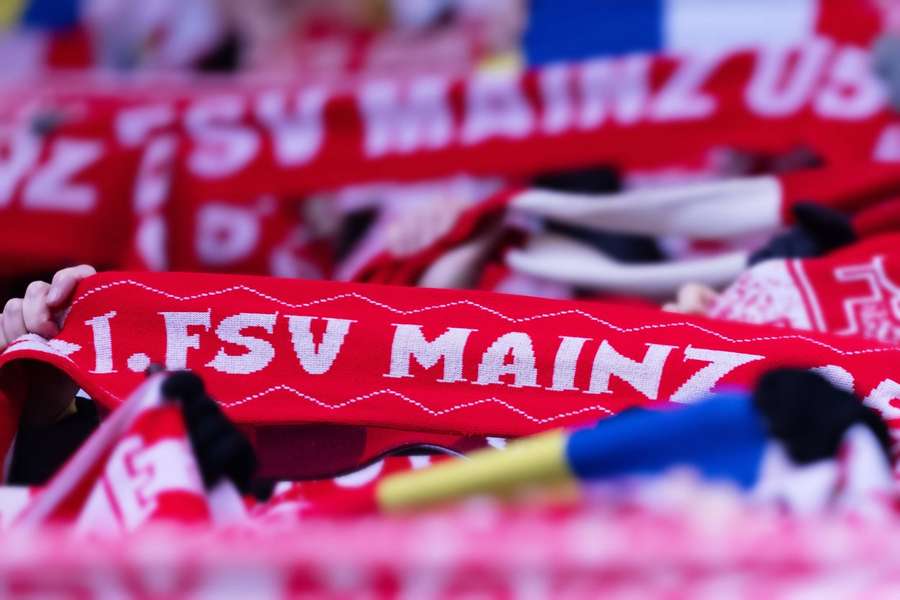 Spejlglatte tribuner: Iskoldt vejr udsætter kamp i Bundesligaen